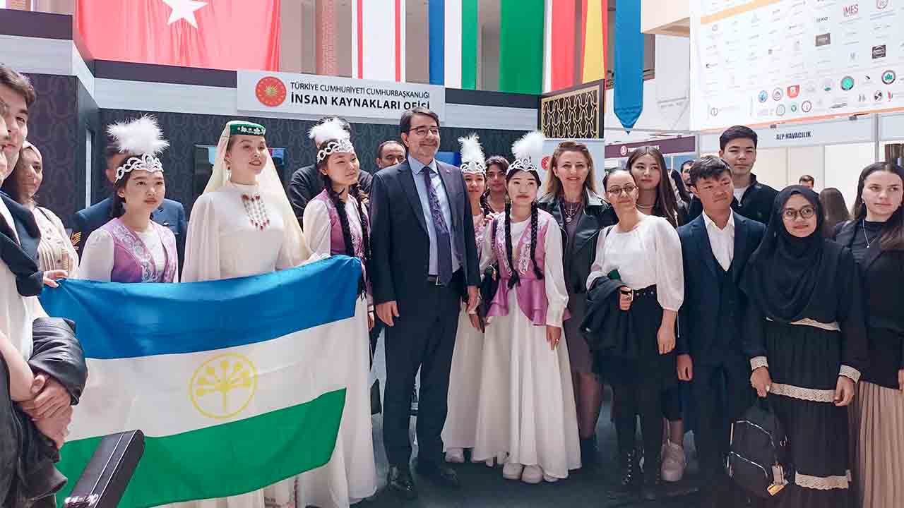 Yöresel dans ve şarkılarını İKAF’ 23’te sergilediler