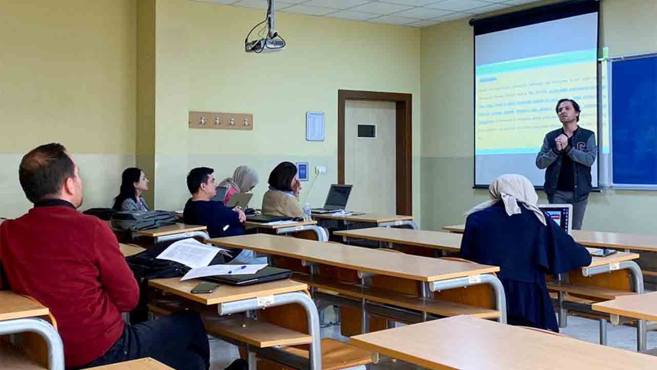 Eğitimlere akademisyenler karar veriyor