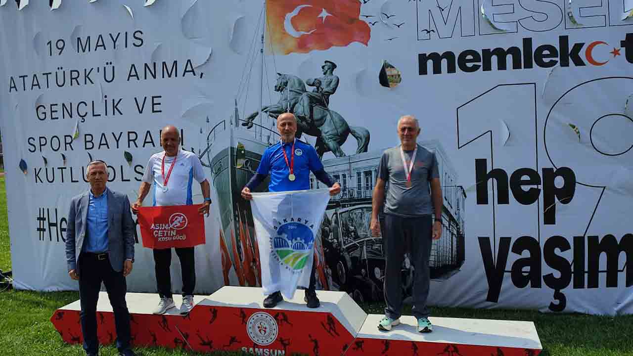 Büyükşehir sporcuları yarı maratonda kürsüye çıktı