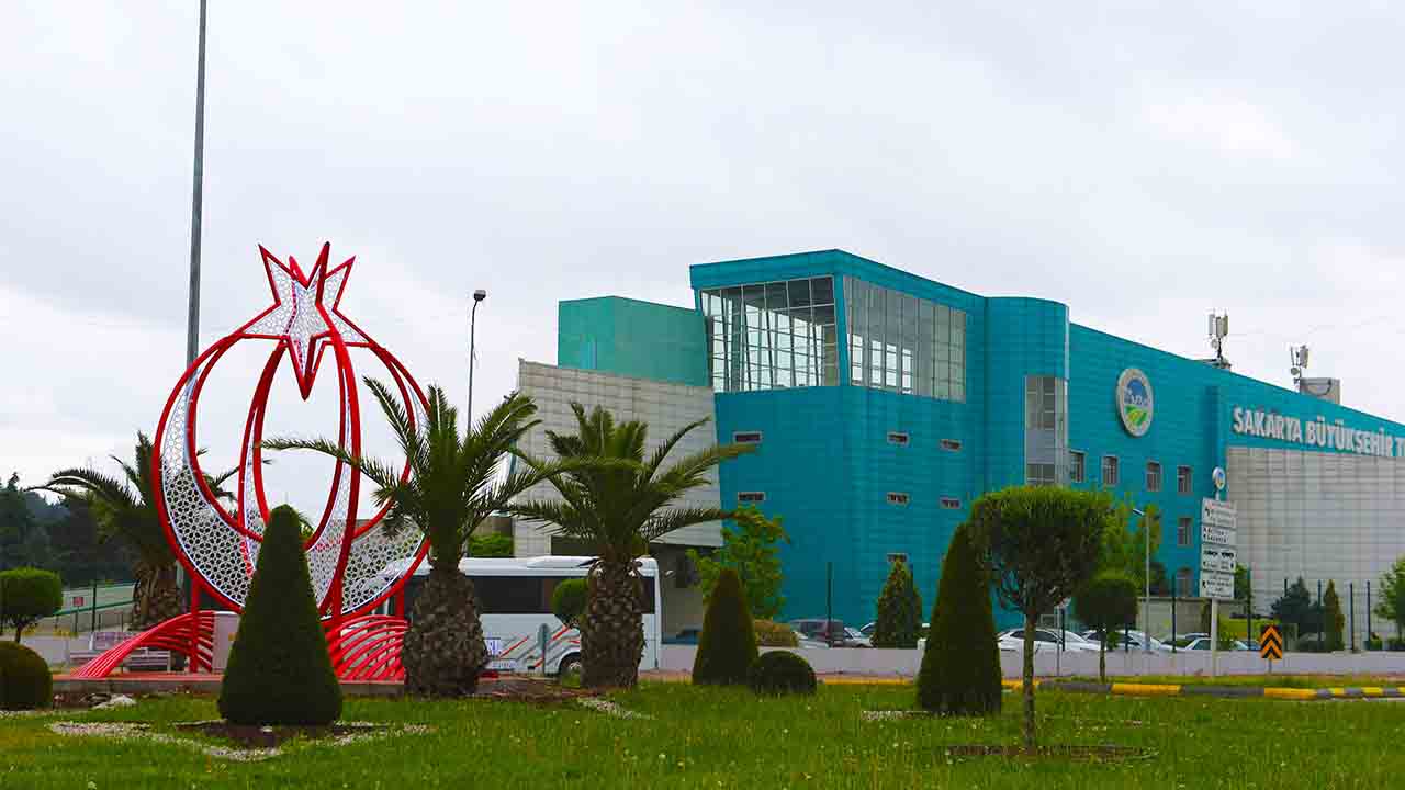 Büyükşehir Sakarya’nın simge noktalarını Ay Yıldız’la süslüyor