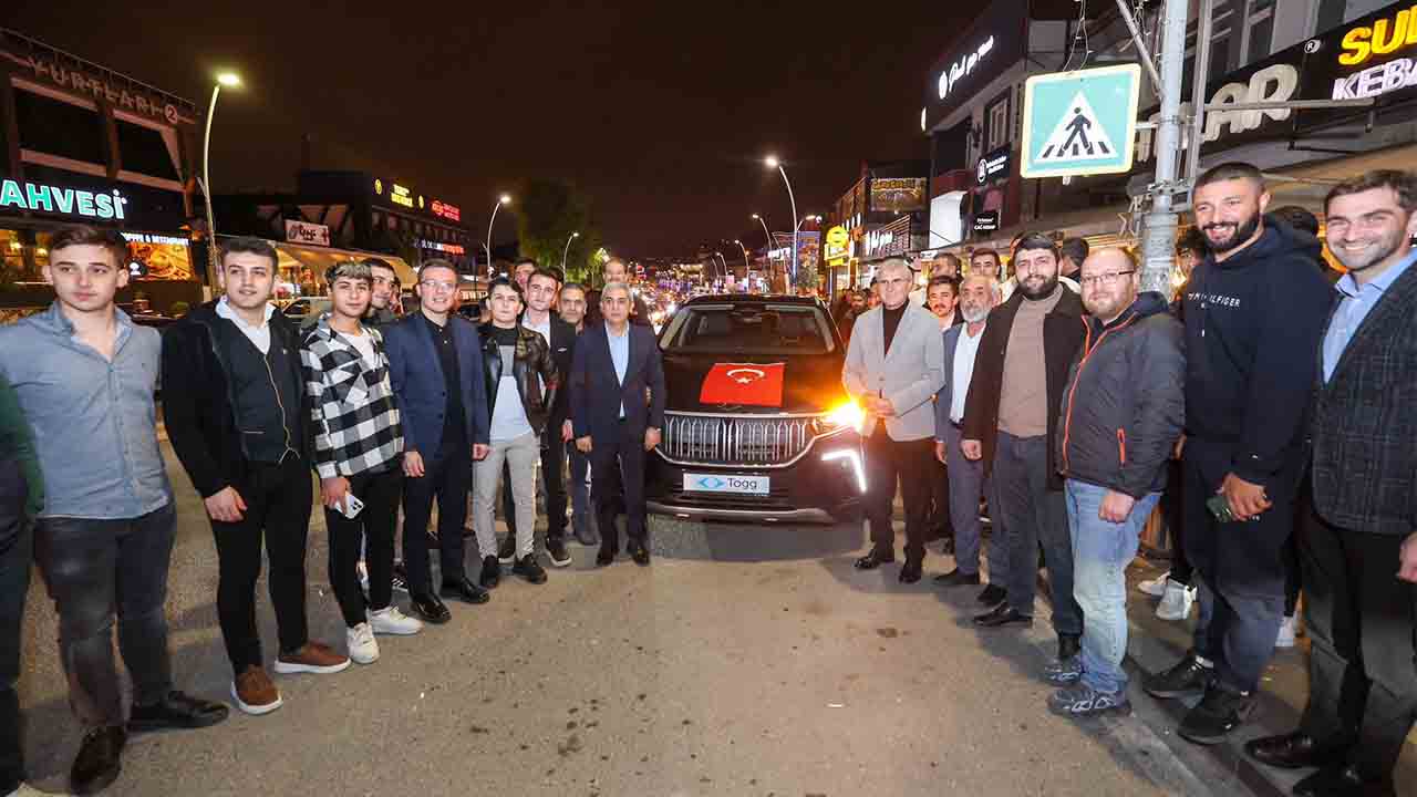 Türkiye Yüzyılı’nın meşalesini Sakarya’nın gençleri yakacak: Başkan Yüce, TOGG ile Mavi Durak’a geldi