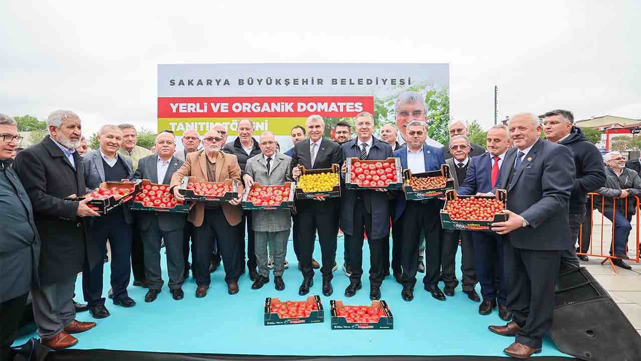 Büyükşehir’in yerli ve organik domatesleri vatandaşla buluştu