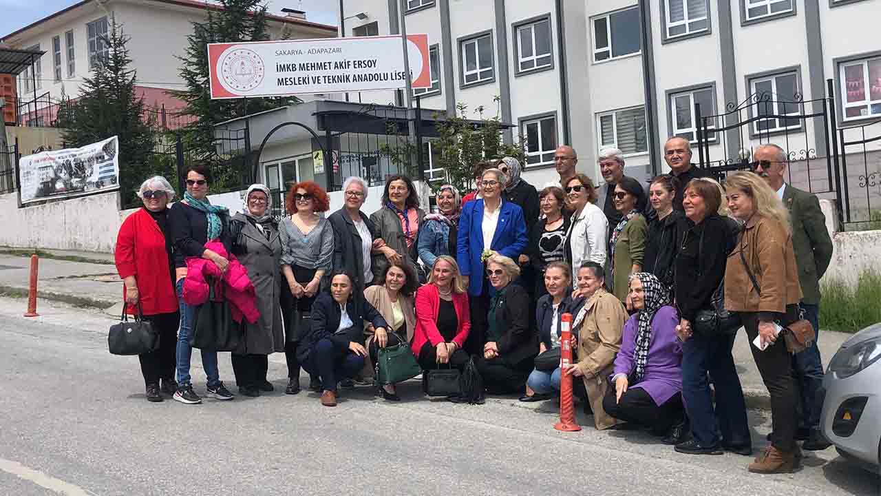 Sakarya Milletvekili Sn. Ayça Taşkent’in Mazbata’sını aldı